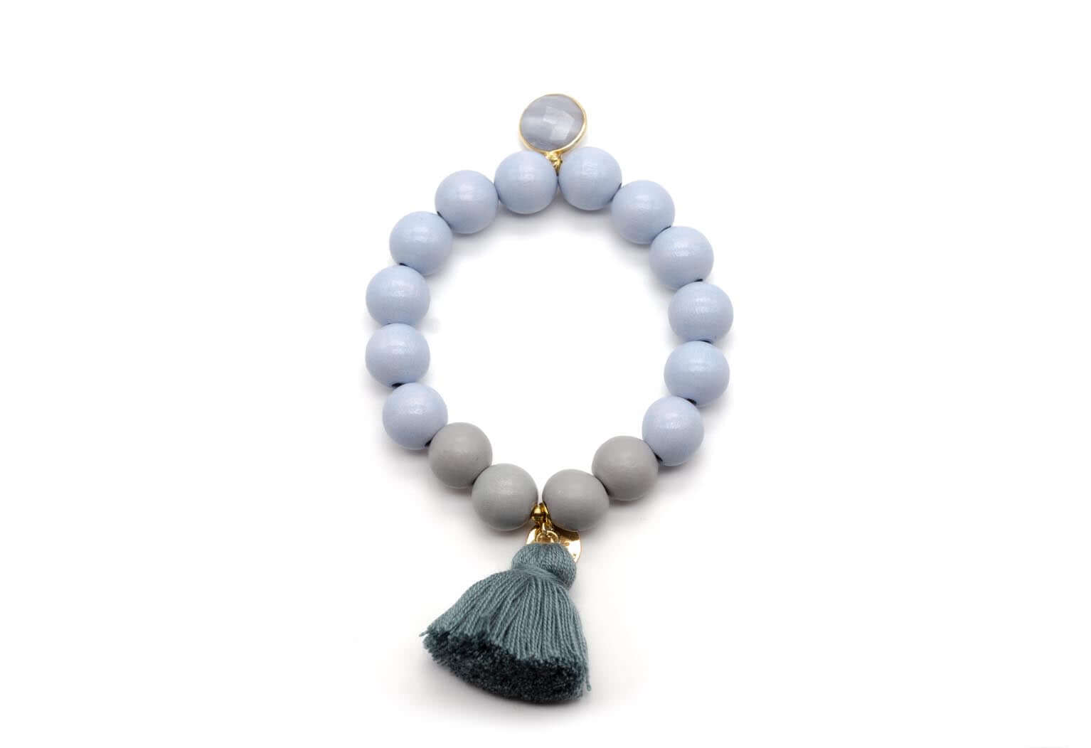 Elastik-Armband aus hellblauen und grauen Holzperlen mit vergoldetem Edelstein-Anhänger und grauer Quaste