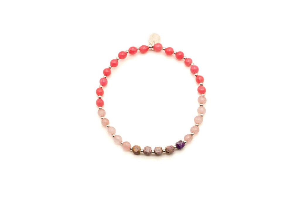 Armband auf Elastikband mit korallenroten und zartrosa Perlen, Sterlingsilber und mehrfarbigen facettierten Steinen