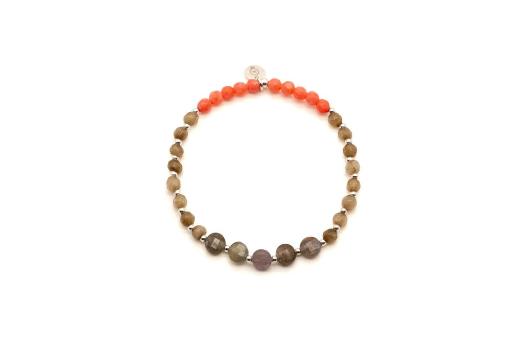 Armband auf Elastikband mit orangefarbenen und braun-violetten Saphir- und Achatperlen sowie Sterlingsilber