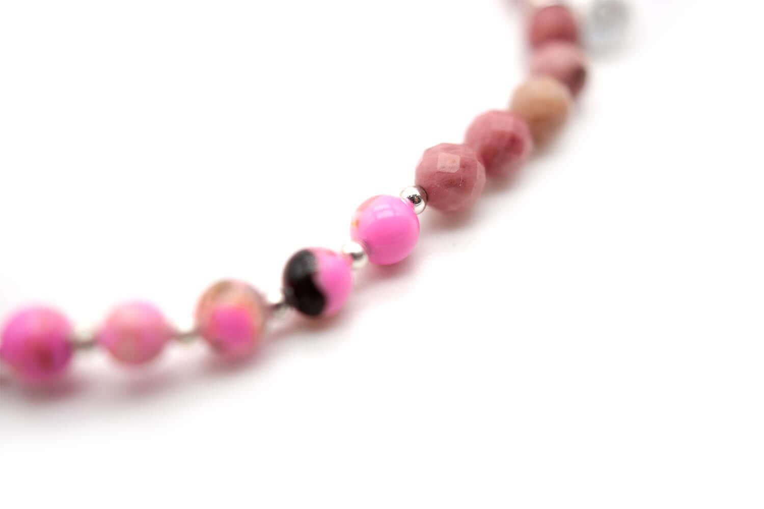Detail der pinkfarbenen und rosé melierten Perlen