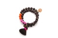 Doppelt gewickeltes Mala-Armband mit dunklen Holzperlen, orange-pinken Akzentperlen, Quaste und Rauchquarz-Anhänger