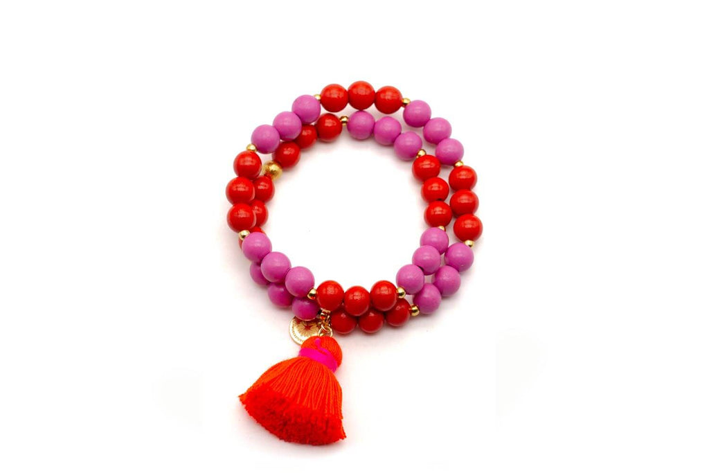 Doppelreihiges Armband auf Elastikband mit pink und rot glänzenden Holzperlen und oranger Quaste