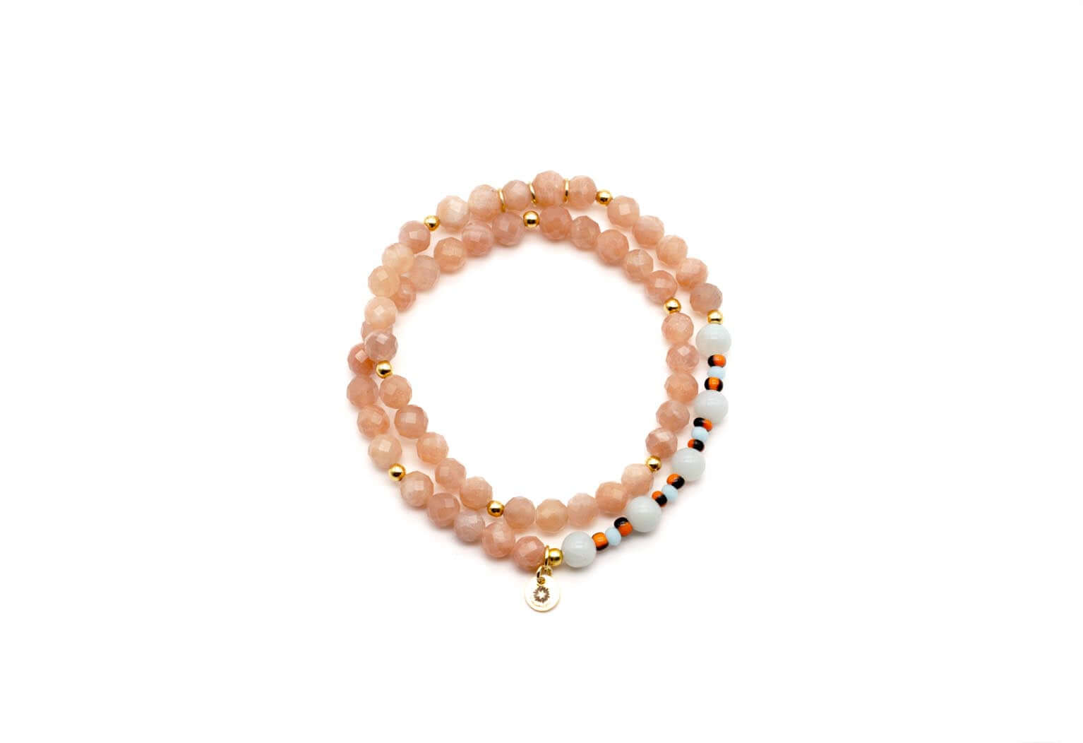 Doppelt gewickeltes Mala-Armband mit facettierten Sonnenstein-Perlen, hellen Angelit-Perlen und vergoldeter Anhängerplakette