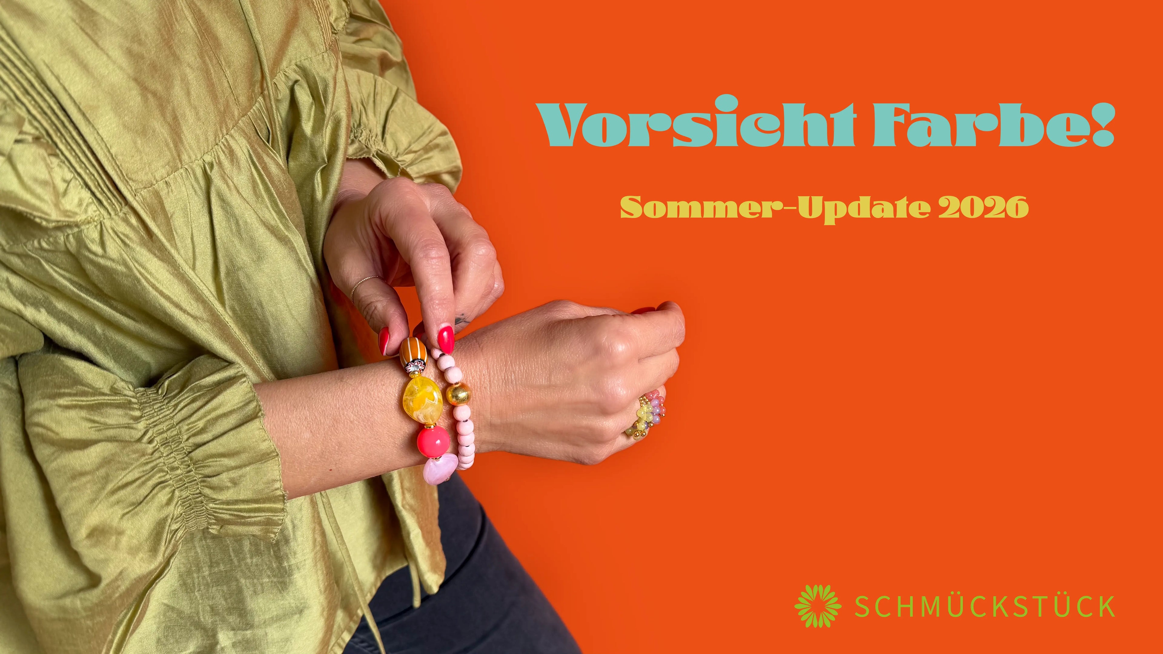 Sommer-Update 2026 „Vorsicht Farbe“: Hand mit buntem Perlenarmband in Gelb, Pink und Rosa