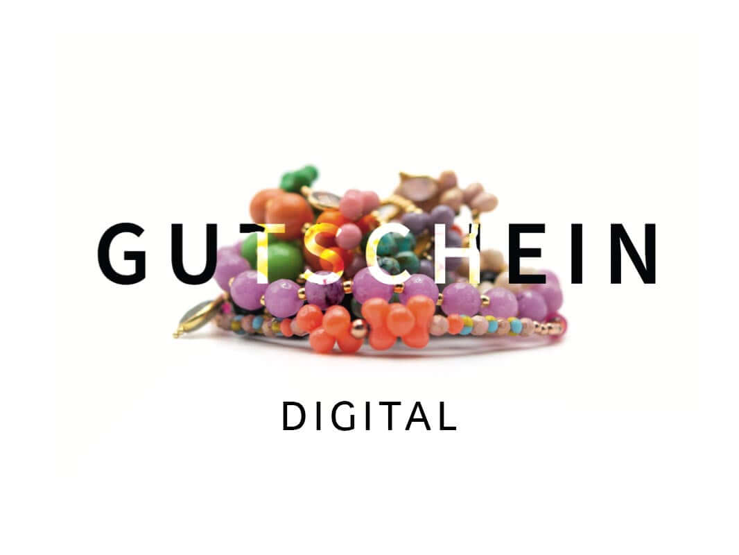 Digitaler Geschenkgutschein mit Schriftzug Gutschein Digital über bunten Perlenarmbändern