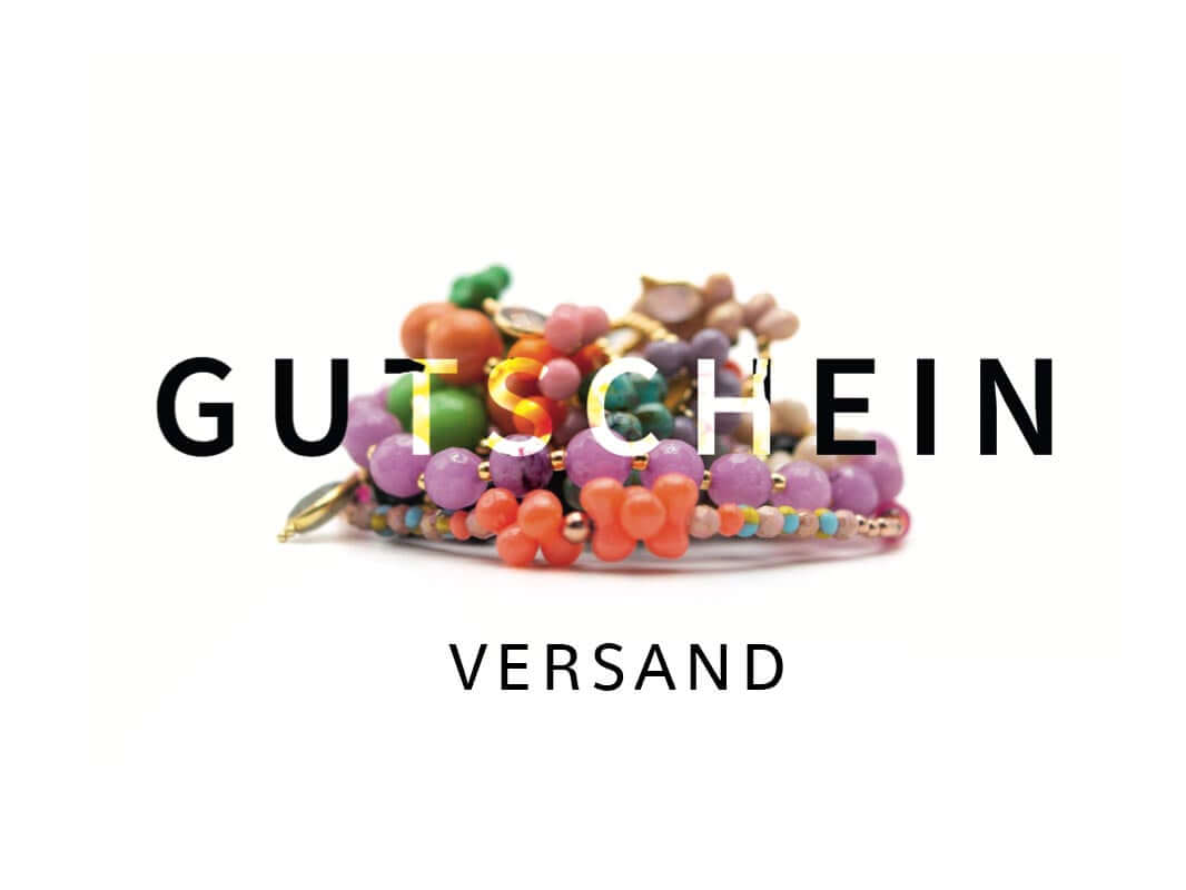 Gutschein per Post, Schriftzug Gutschein Versand über bunten Perlenarmbändern