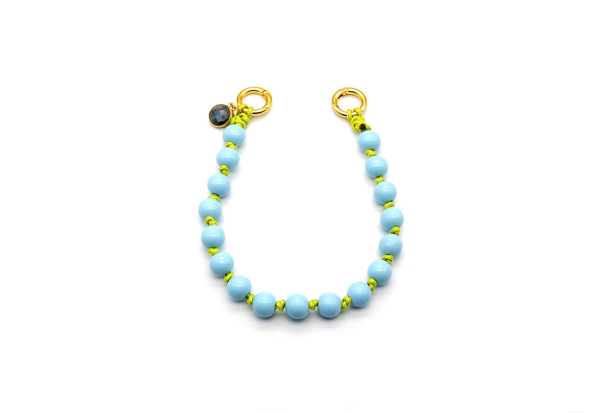 Kurze Handykette aus geflochtenem gelbem Nylon mit hellblauen Holzperlen, Labradorit-Anhänger und goldfarbenen Ringen
