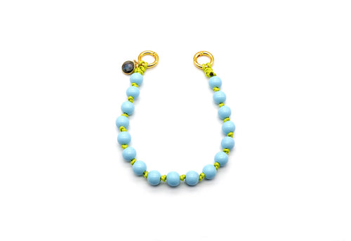 Kurze Handykette aus geflochtenem gelbem Nylon mit hellblauen Holzperlen, Labradorit-Anhänger und goldfarbenen Ringen