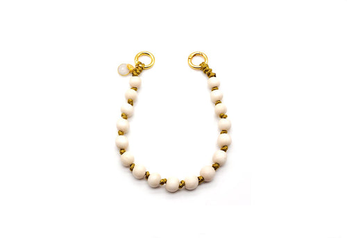 Kurze Handykette aus geflochtenem Nylon mit cremeweißen Holzperlen, goldfarbenen Ringen und Mondstein-Anhänger
