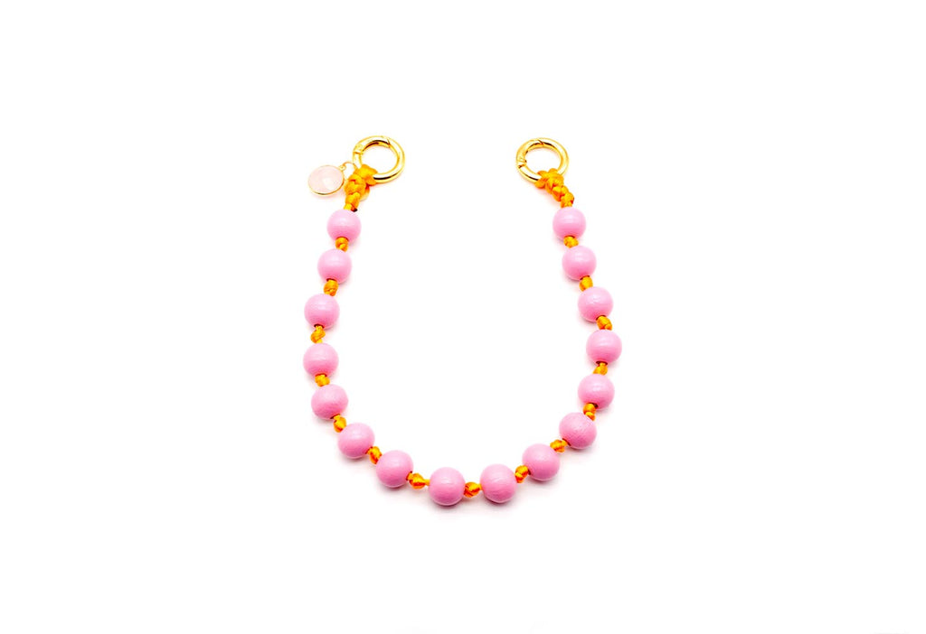 Kurze Handykette aus geflochtenem Nylon mit rosa Holzperlen, orangefarbenen Knoten und goldfarbenen Ringen