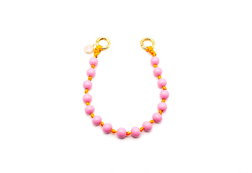 Kurze Handykette aus geflochtenem Nylon mit rosa Holzperlen, orangefarbenen Knoten und goldfarbenen Ringen
