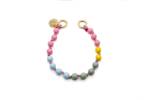 Handykette aus geflochtenem Nylon mit rosa, hellblauen, salbeigrünen und gelben Holzperlen und Prehnit-Anhänger