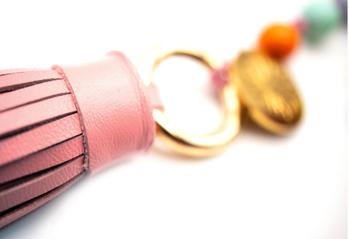 Nahaufnahme der rosa Nappaleder-Quaste mit goldfarbenem Ring
