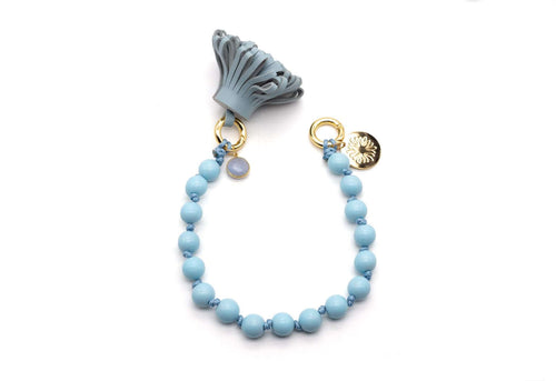 Geflochtener Phone Strap mit hellblauen Holzperlen, Achat-Anhänger und hellblauer Nappaleder-Quaste
