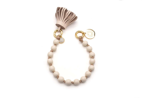 Phone Strap aus geflochtenem Nylon mit cremefarbenen Holzperlen, Mondstein-Anhänger und Nappaleder-Quaste