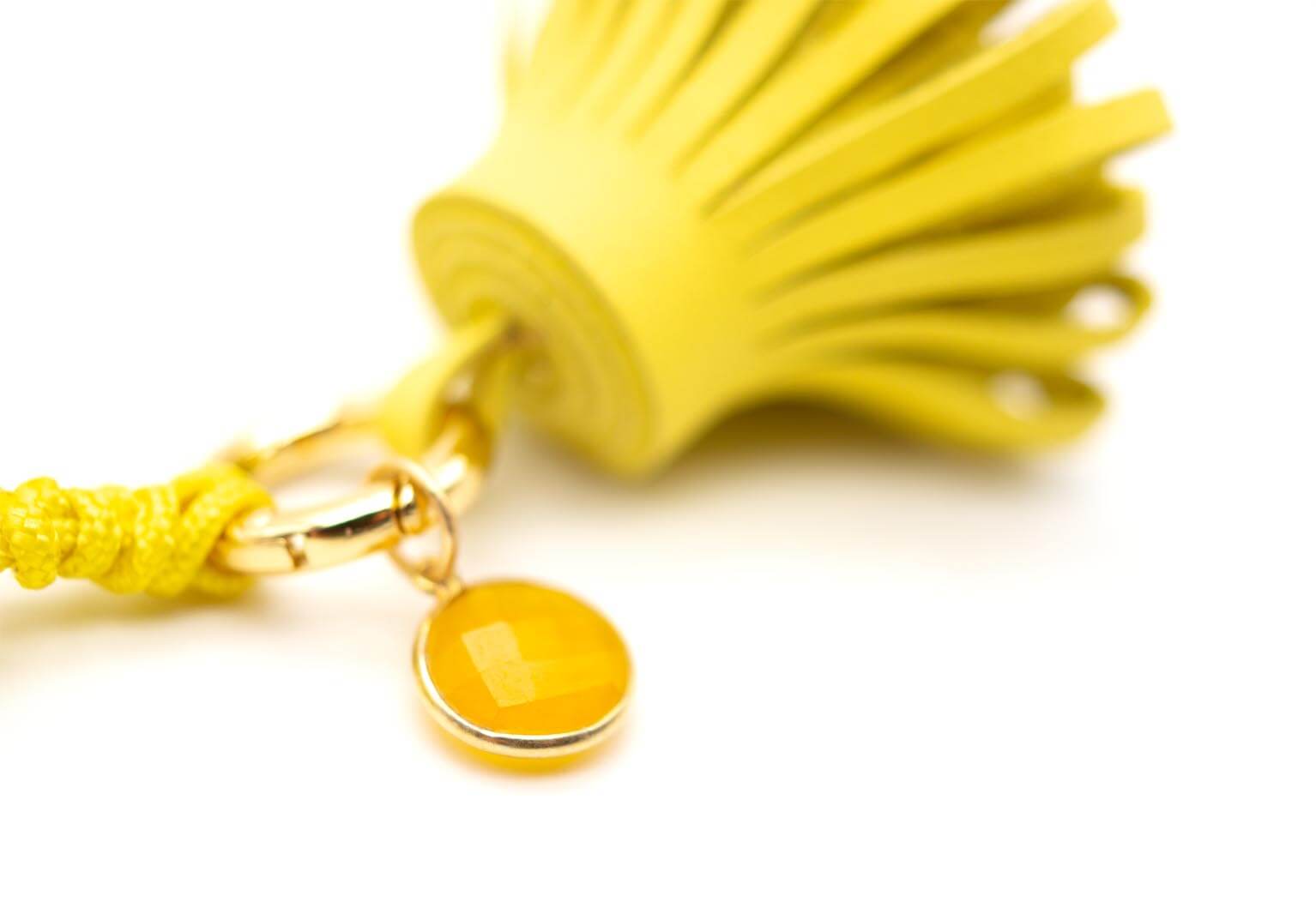 Detail der gelben Nappaleder-Quaste mit rundem Chalcedon-Anhänger