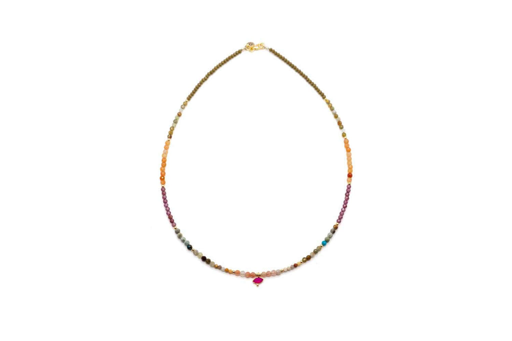 Kurze Kette aus bunten Edelsteinperlen mit kleinem pinkfarbenem Chalcedon-Anhänger, freigestellt