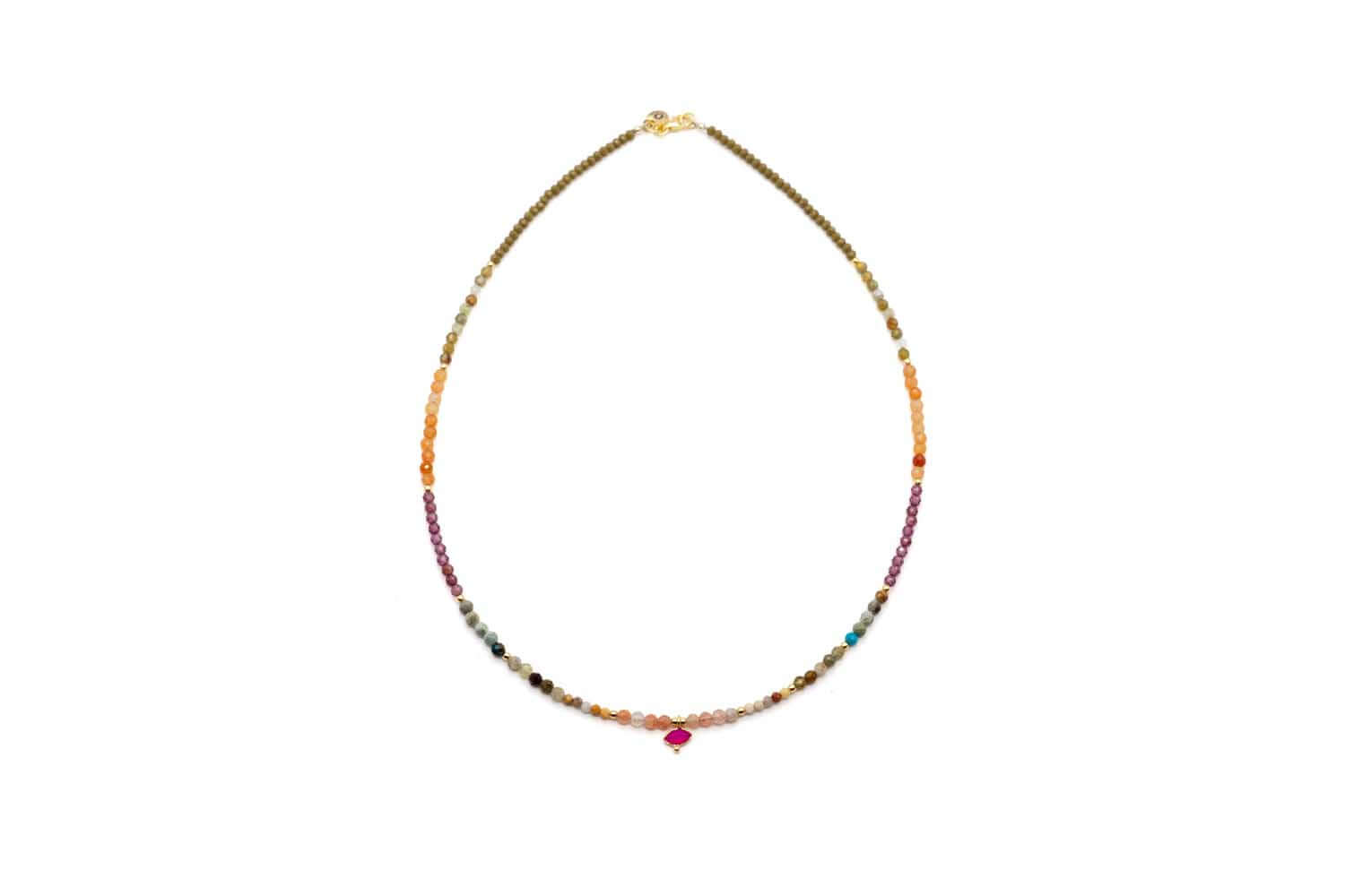 Kurze Kette aus bunten Edelsteinperlen mit kleinem pinkfarbenem Chalcedon-Anhänger, freigestellt