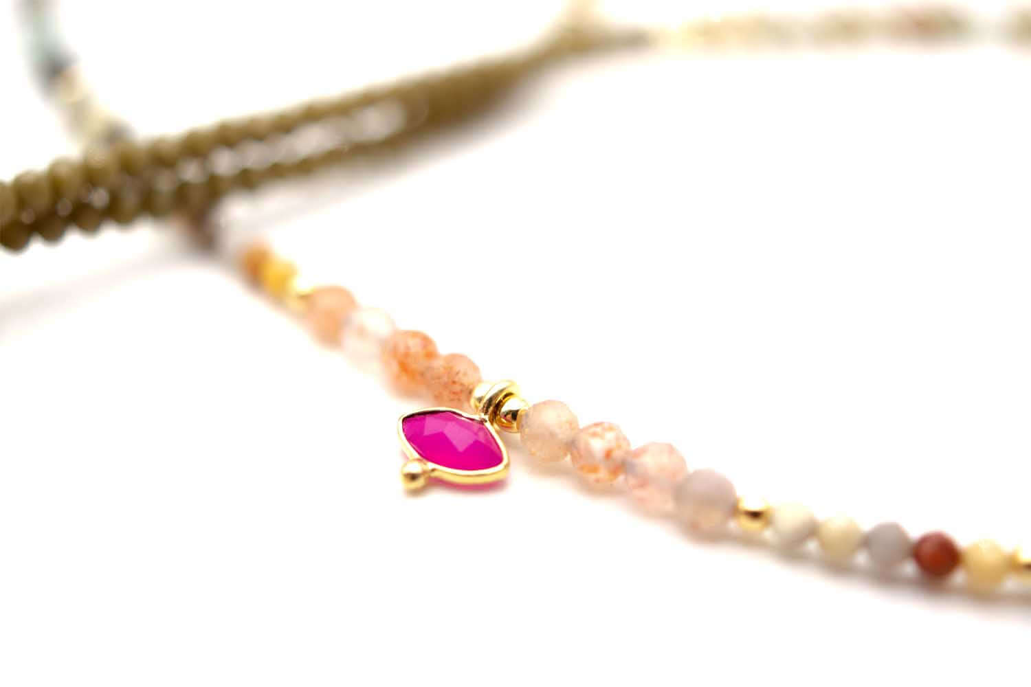 Detailaufnahme des facettierten pinkfarbenen Chalcedon-Anhängers zwischen zartrosa Perlen