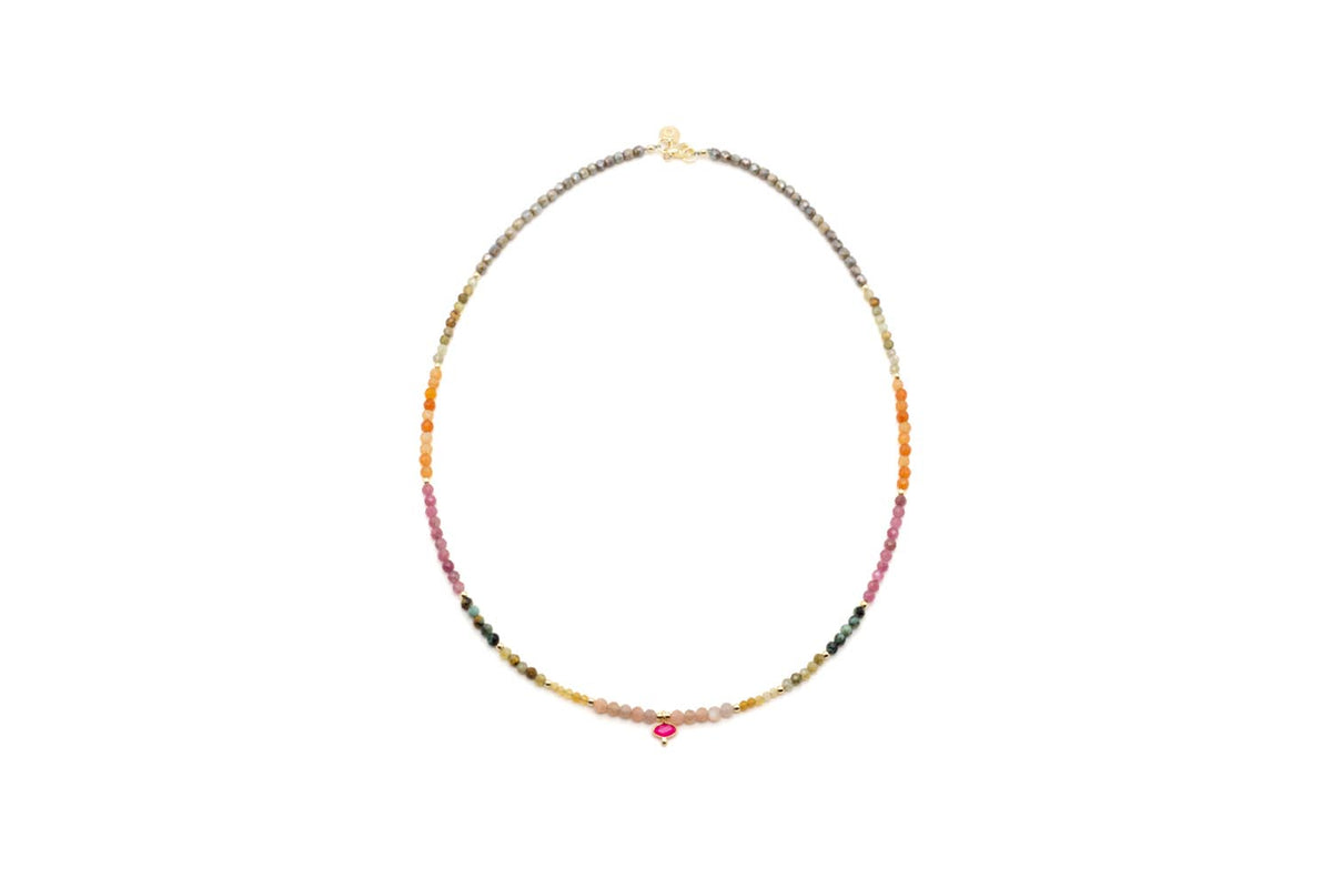 Kurze Kette aus bunten Edelsteinperlen mit kleinem pinkfarbenem Chalcedon-Anhänger, freigestellt vor Weiß