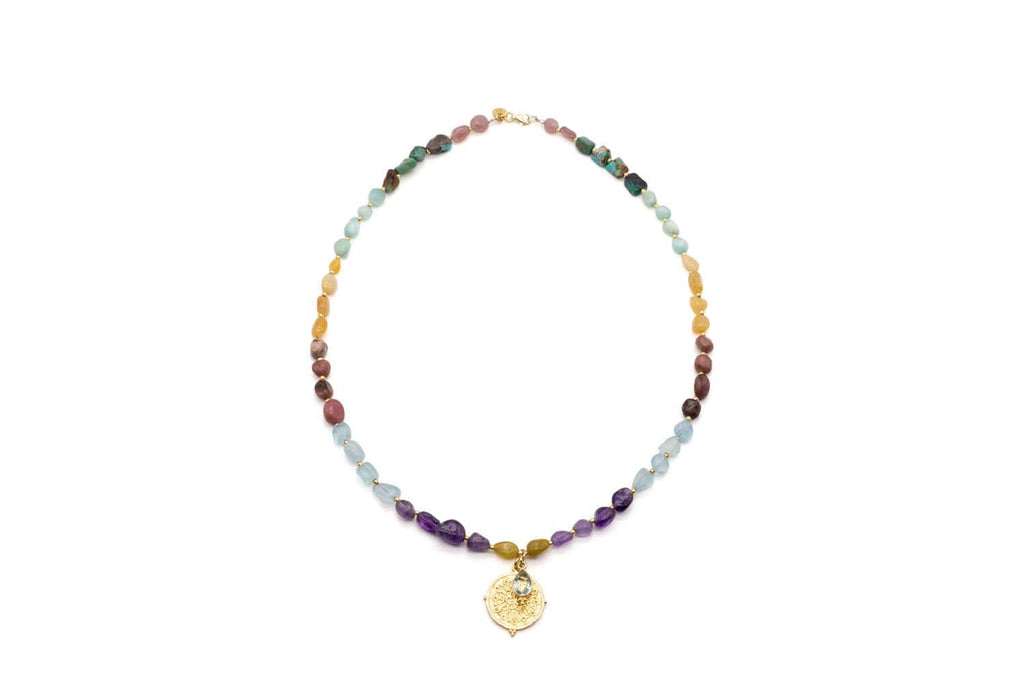 Kurze Kette aus bunten Edelsteinperlen mit goldfarbenem Münzanhänger und Aquamarin-Tropfen