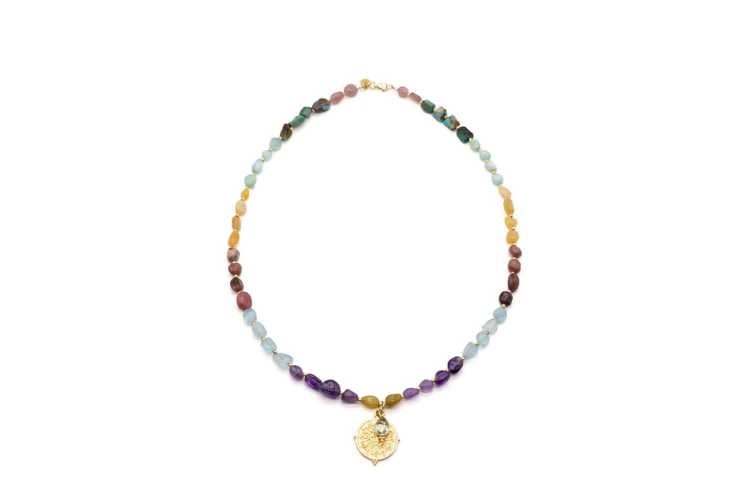 Kurze Kette aus bunten Edelsteinperlen mit goldfarbenem Münzanhänger und Aquamarin-Tropfen