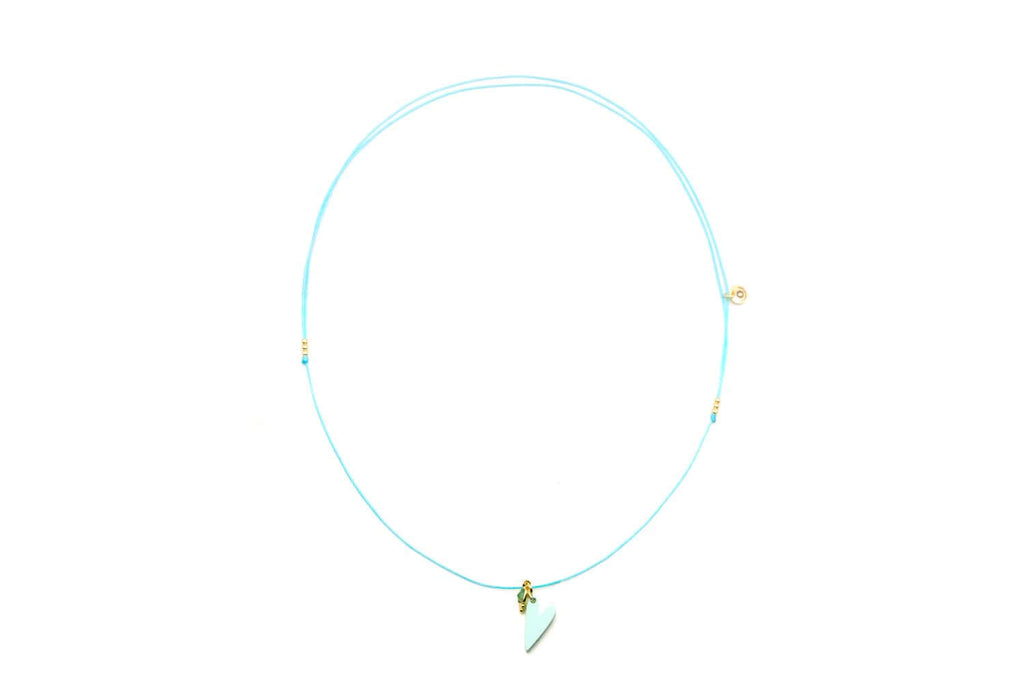Verstellbare hellblaue Nylon-Choker mit hellblauem Herz-Anhänger aus Acryl und Aquamarin