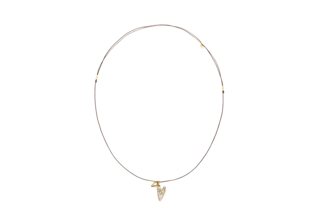 Choker aus braunem Nylonband mit goldfarbenem Herz-Anhänger und kleinem Rosenquarz-Anhänger