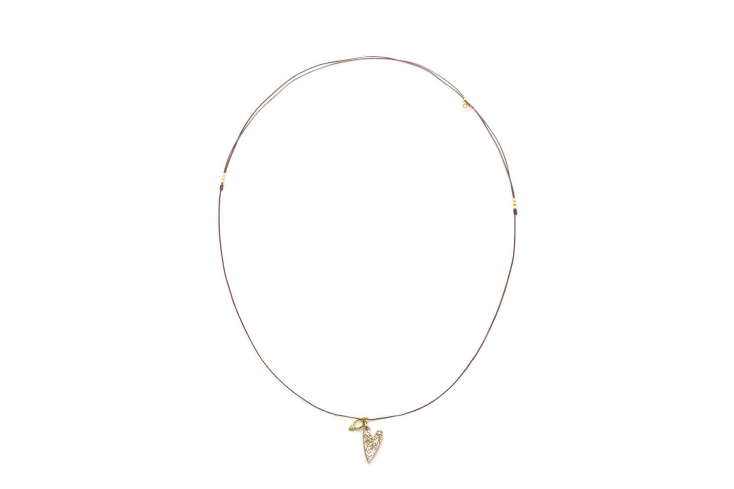 Choker aus braunem Nylonband mit goldfarbenem Herz-Anhänger und kleinem Rosenquarz-Anhänger