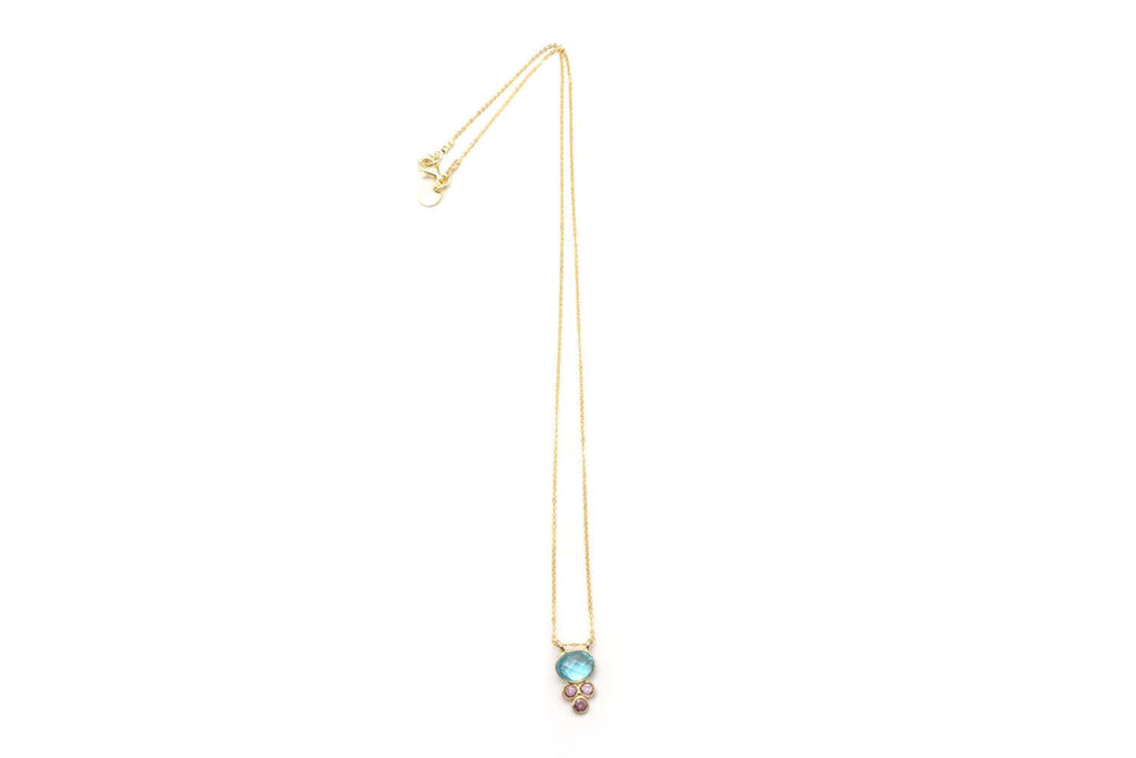 Filigrane vergoldete Kette mit Anhänger aus blauem Aquamarin und drei rosafarbenen Edelsteinen, freigestellt