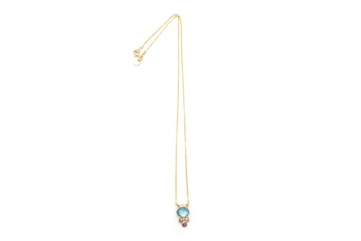 Filigrane vergoldete Kette mit Anhänger aus blauem Aquamarin und drei rosafarbenen Edelsteinen, freigestellt
