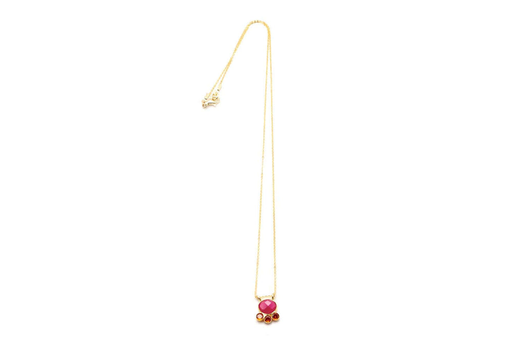 Filigrane vergoldete Halskette mit pinkfarbenem Chalcedon und drei orangefarbenen Zirkonia als Anhänger, freigestellt
