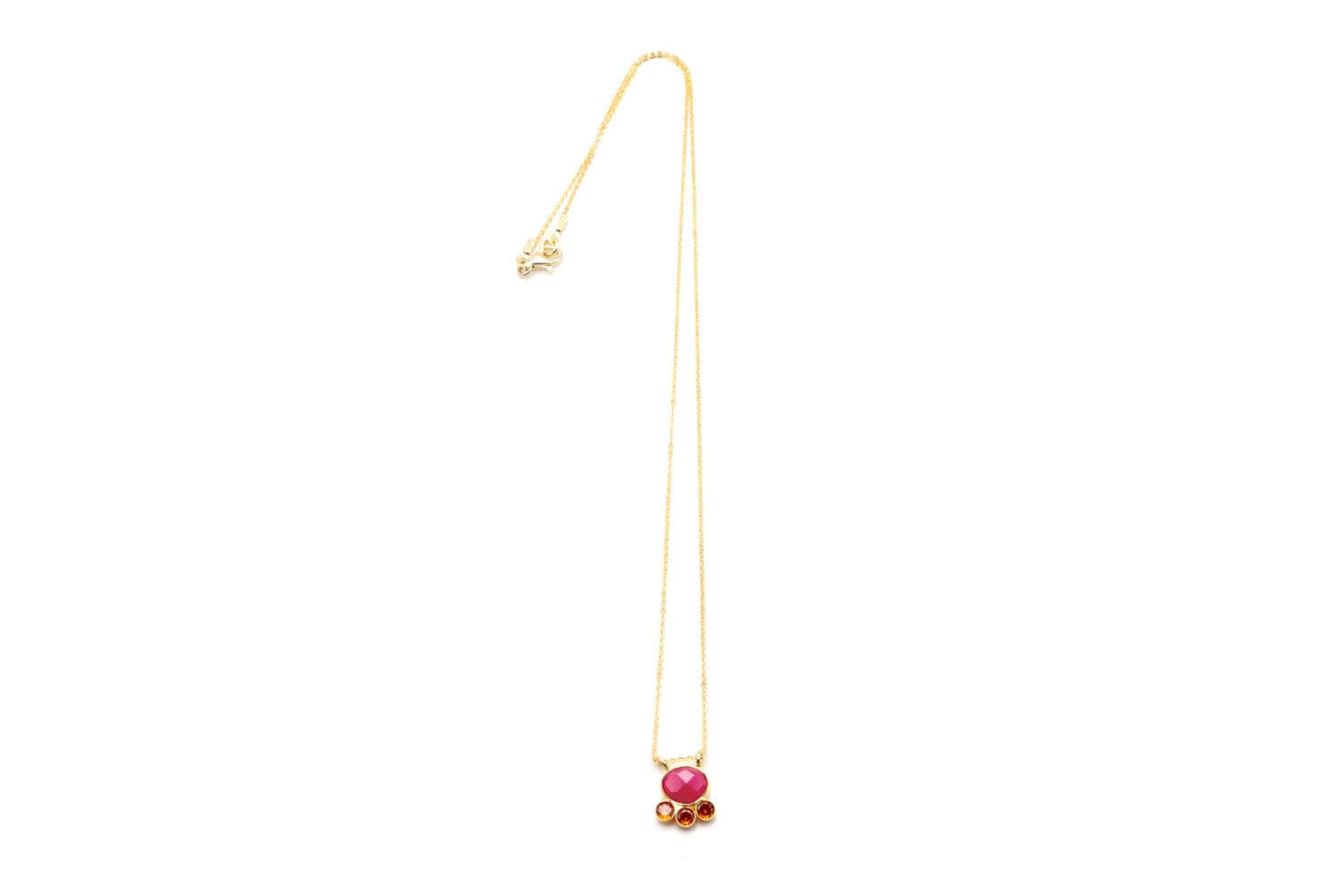 Filigrane vergoldete Halskette mit pinkfarbenem Chalcedon und drei orangefarbenen Zirkonia als Anhänger, freigestellt