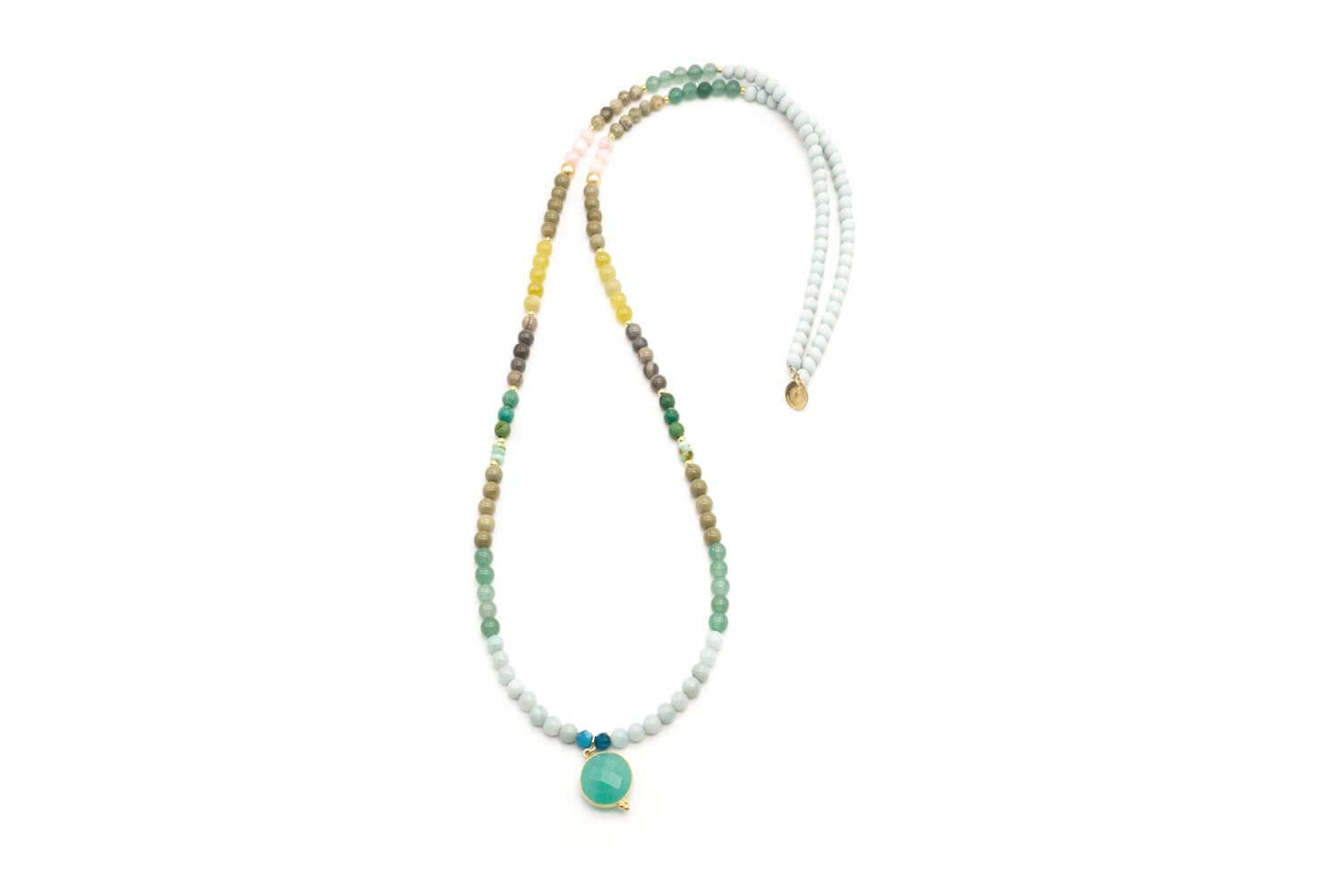 Lange Kette mit Edelstein- und Holzperlen im Grünverlauf und rundem grünem Chalcedon-Anhänger