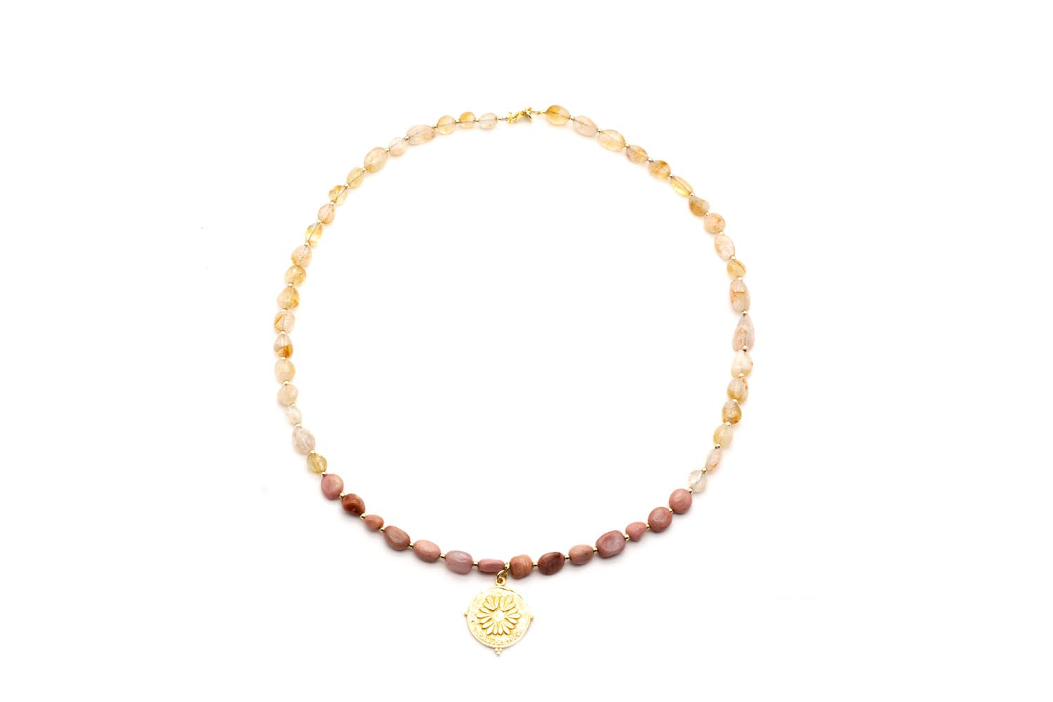 Kurze Kette aus honigfarbenem Quarz und altrosa Rhodonit mit vergoldetem Blüten-Anhänger