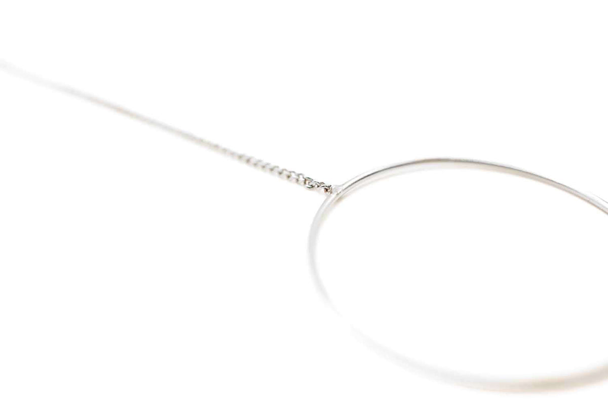 Detailansicht des silberfarbenen Kreises an feiner Kette