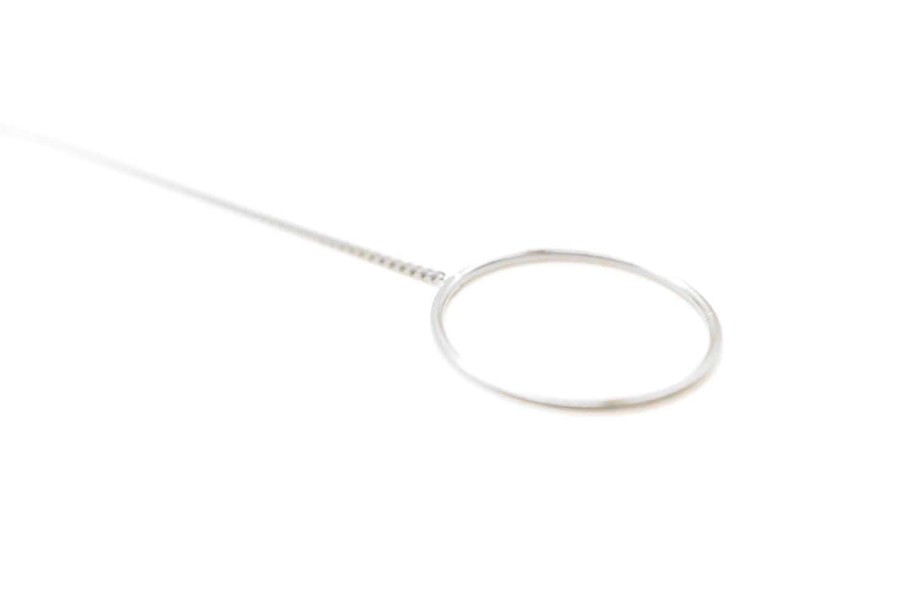 Detailaufnahme des offenen silberfarbenen Rings