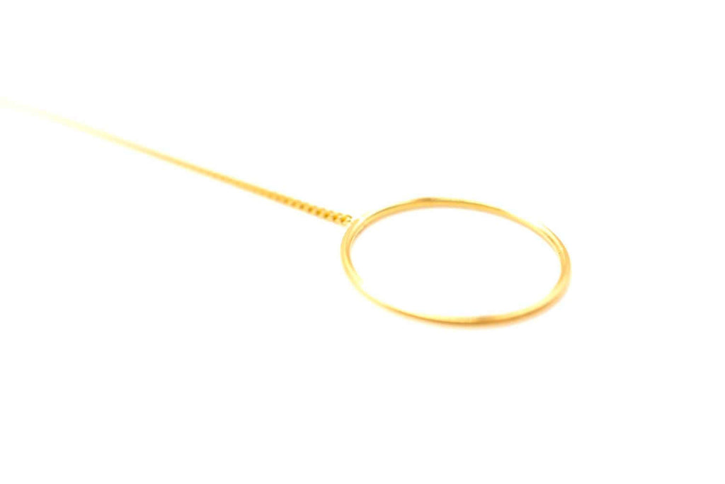 Detailaufnahme des offenen Rings am vergoldeten Kettenende