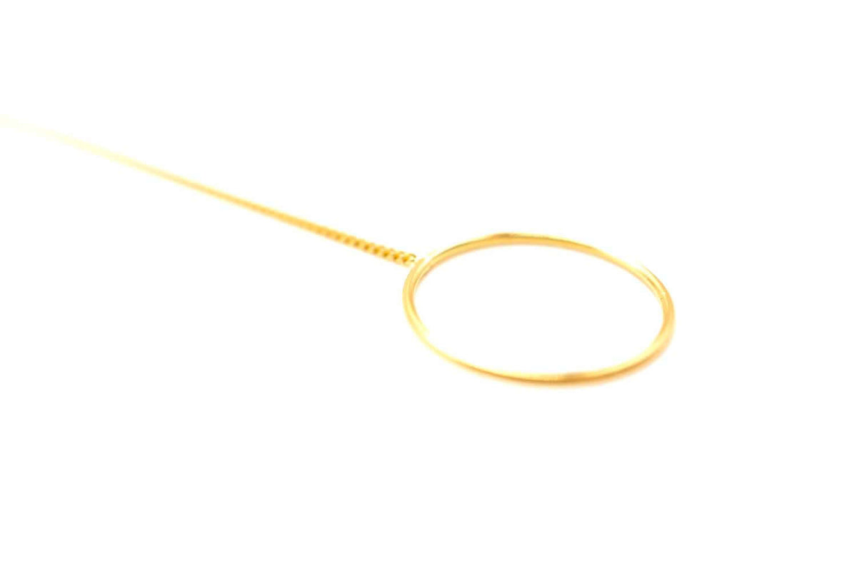 Detailaufnahme des offenen Rings am vergoldeten Kettenende