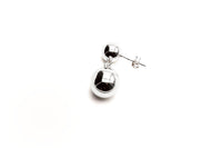 O26 Double Pearl Earring, glossy