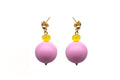 Ohrstecker aus vergoldetem Sterlingsilber mit großer rosa Acrylkugel und kleiner gelber Chalcedon-Perle, freigestellt