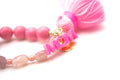 Pinkfarbener Mom-Anhänger an rosa Armband mit Quaste