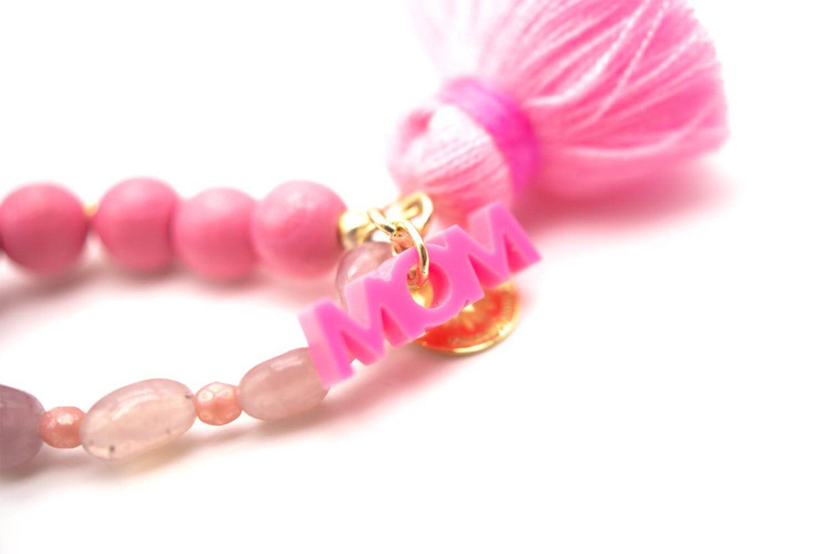 Pinkfarbener Mom-Anhänger an rosa Armband mit Quaste