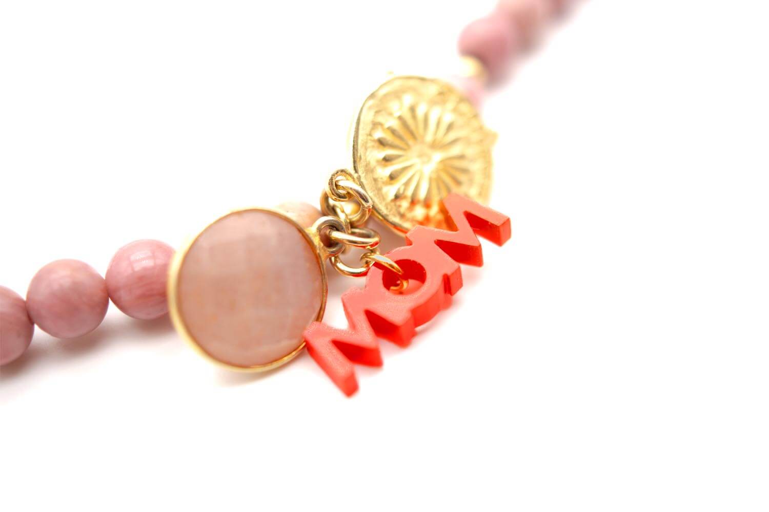 Roter Mom-Anhänger an rosa Armband mit goldfarbenen Elementen