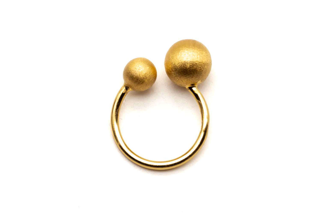 Offener Ring aus Sterlingsilber mit zwei matt vergoldeten Kugeln unterschiedlicher Größe