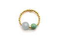 Ring auf Elastikband aus goldfarbenen Kugeln mit milchig hellblauer Aquamarin- und grüner Howlith-Perle