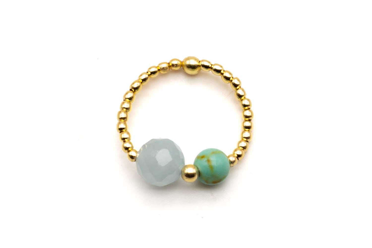 Ring auf Elastikband aus goldfarbenen Kugeln mit milchig hellblauer Aquamarin- und grüner Howlith-Perle