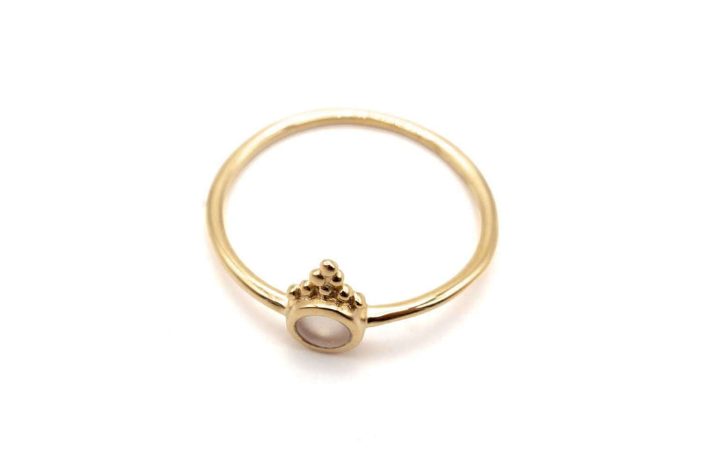 Vergoldeter Ring schräg von oben, Reif gut sichtbar