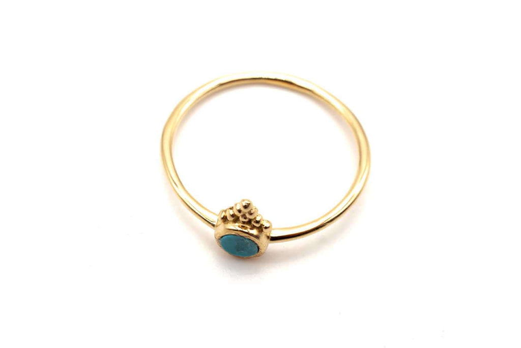 Vergoldeter Ring schräg liegend, Türkis mit Kügelchen von oben