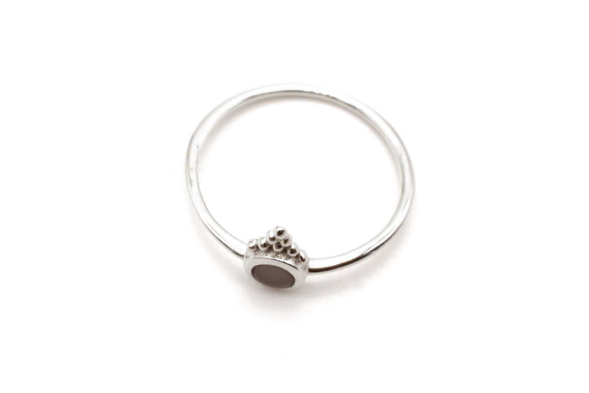 Silberfarbener Ring schräg liegend von oben